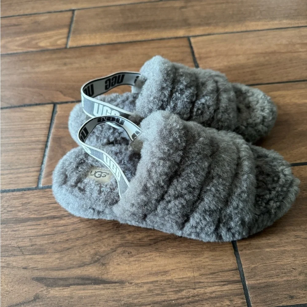 UGG Fluff fury slipper Sandals Grey size youth 4